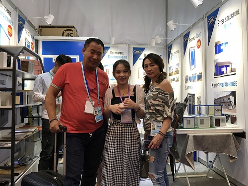 Customers and our staff at Canton Fair