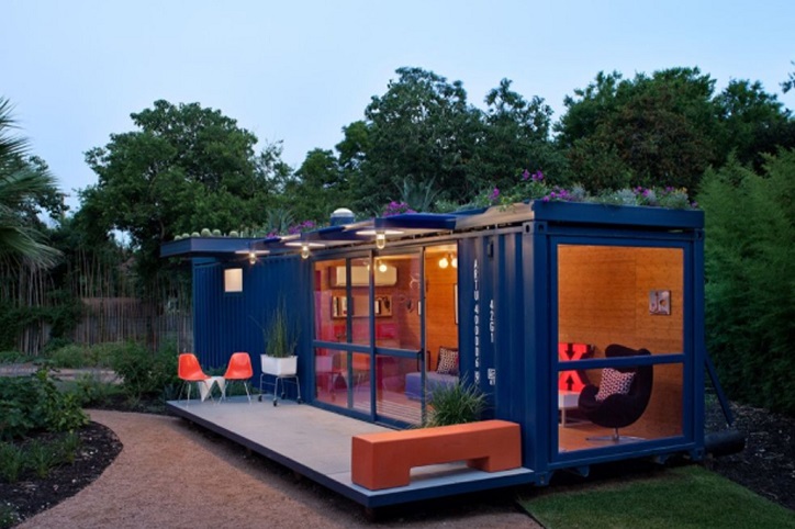 Container guest house by Poteet Architects